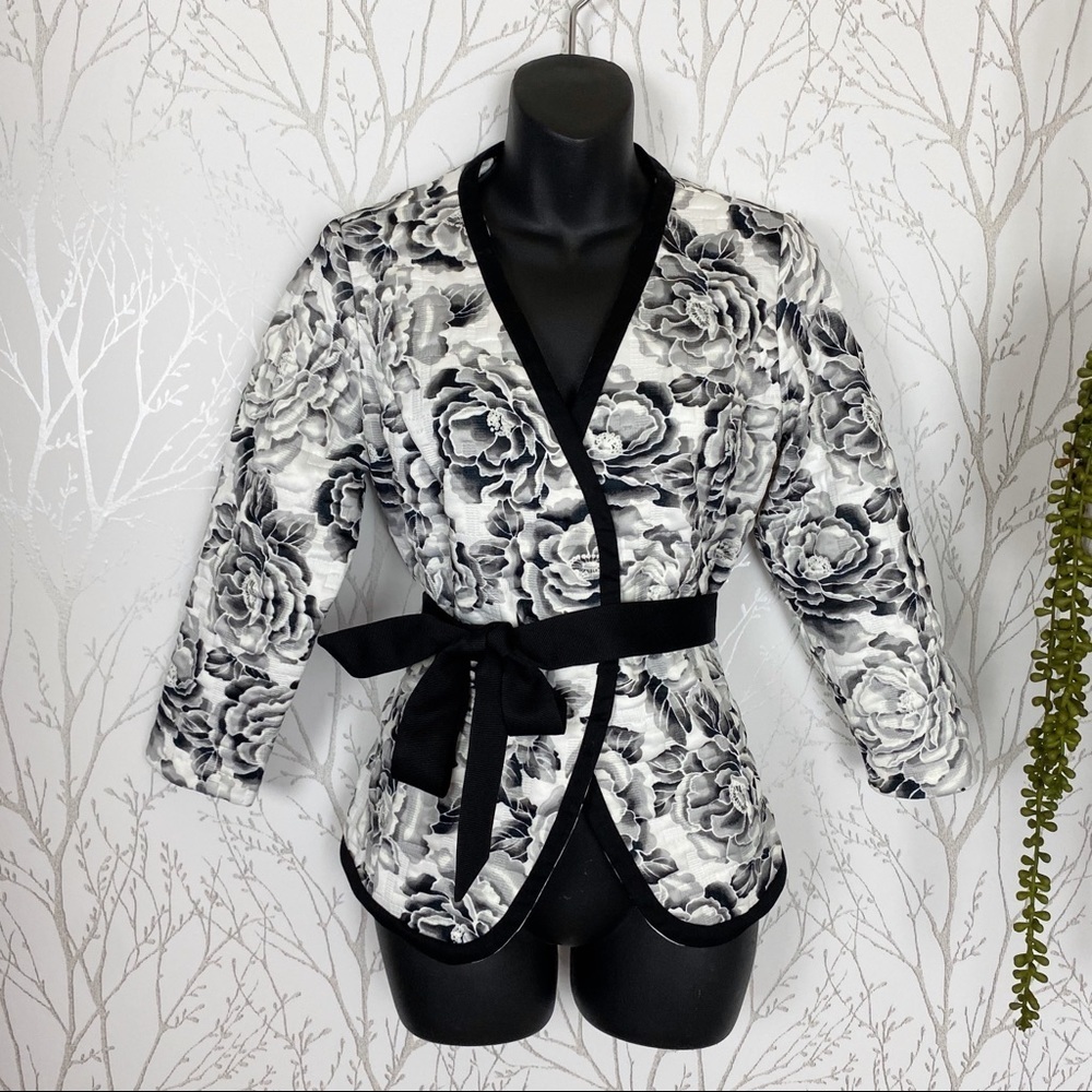 Isaac Mizrahi Quilted White & Black Quilted Blazer